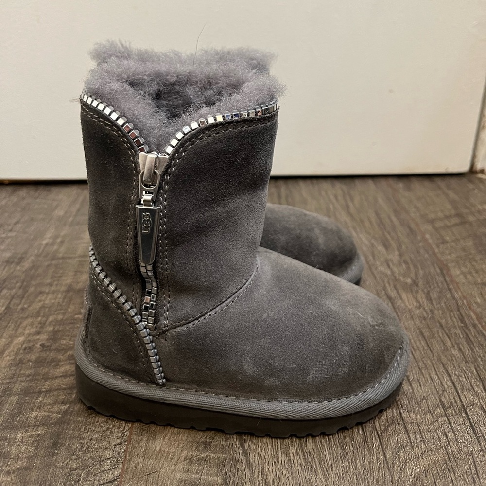 Ugg toddler girl boots size 7, excellent condition.